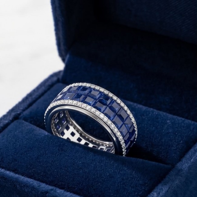 Iconic design 22.2 carat natural Sapphire .925 Sterling Silver Perfectly handcrafted Ring s. 6 1/2 - Sapphire ring close-up in blue velvet box