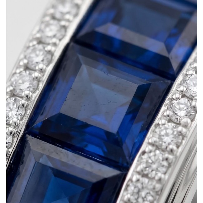 Iconic design 22.2 carat natural Sapphire .925 Sterling Silver Perfectly handcrafted Ring s. 6 1/2 - Close-up of sapphires and diamonds in .925 sterling silver setting.