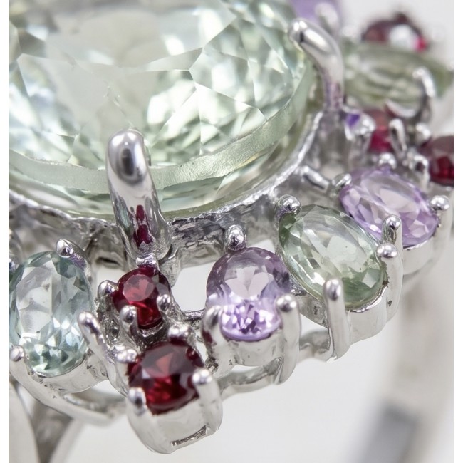 Fiammetta oval cut 22.2 carat Green Amethyst .925 Sterling Silver entirely handmade Ring size 8 3/4 - Close-up of Fiammetta green amethyst ring with multicolored gems.