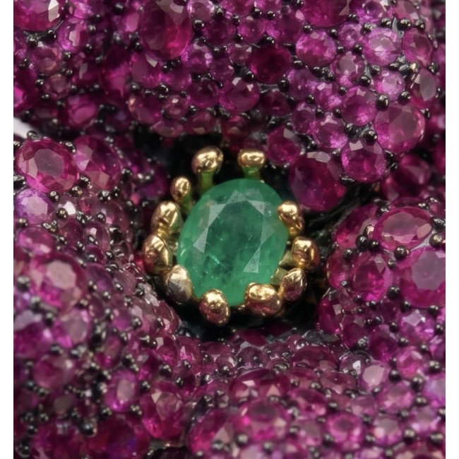 Black Label Collection - Retro Style - Rose Genuine 42.5 carat Ruby 2 tones .925 Sterling Silver dipped in rhodium handmade Pendant - Brooch - Stone close-up of 42.5 c. Black Label Collection retro rose jewelry