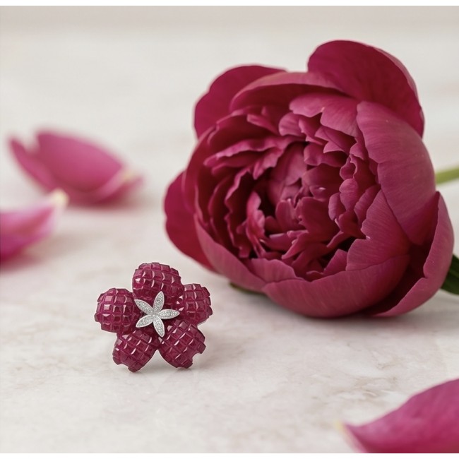 Luxurious - natural - mystery setting - 25.5 carat Ruby .925 Sterling Silver handmade Statement Ring size 8 1/4 - Close-up of luxurious 25.5 carat ruby ring with flower design.