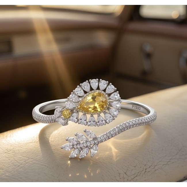 Dolce Vita - Precious Natural 18.5 carat yellow Sapphire .925 Sterling Silver handcrafted LARGE bracelet - Elegant bracelet with 18.5 carat yellow sapphire, close-up on leather surface.