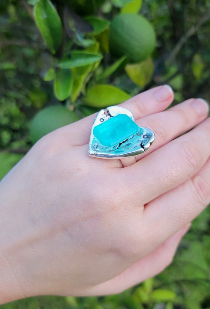 Love 27.5 carat heart shape Paraiba Tourmaline .925 Sterling Silver LARGE Ring size 6 - Paraiba Tourmaline heart-shaped ring worn on hand, leaf background.