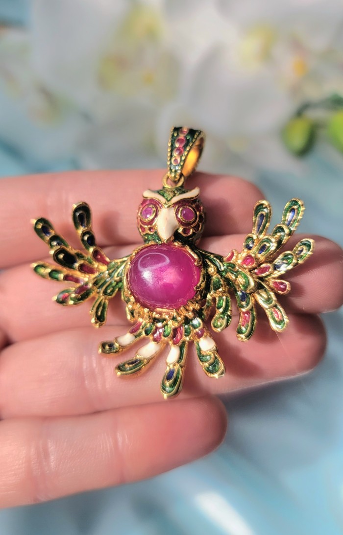 Precious Parrot Natural 8.2 carat Star Ruby Enamel 18K Gold over .925 Sterling Silver Pendant - Close-up of Precious Parrot pendant with star ruby and enamel detailing