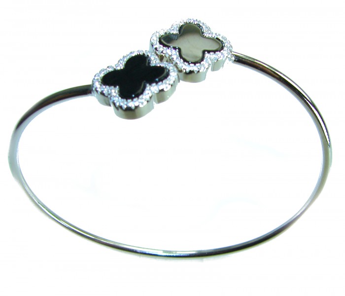 A black four-leaf clover Onyx .925 Sterling Silver handcrafted Bracelet - Silver bracelet with black four-leaf clovers, top view.