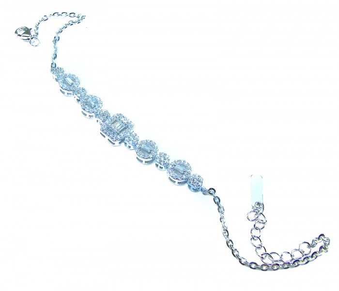 Art Deco - Luxurious natural 6.5 carat White Topaz .925 Sterling Silver Perfectly handcrafted Bracelet - Top view of Art Deco white topaz bracelet with clasp and chain detail