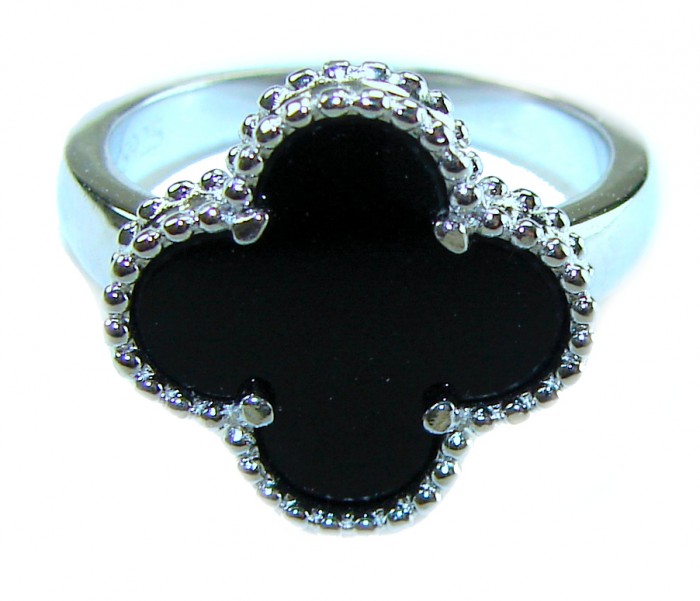 A four-leaf clover Onyx .925 Sterling Silver handcrafted ring s. 6 1/4 - Four-leaf clover Onyx sterling silver ring, top view close-up.