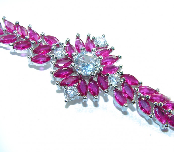Tiffany - Luxurious natural 26.5 carat Ruby .925 Sterling Silver Statement Bracelet - Close-up of luxurious ruby and sterling silver bracelet design
