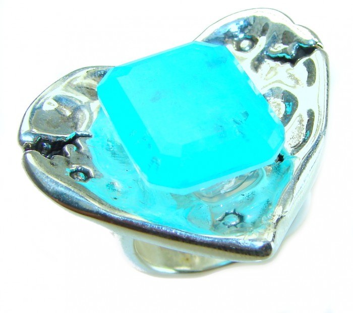 Love 27.5 carat heart shape Paraiba Tourmaline .925 Sterling Silver LARGE Ring size 6 - Close-up of heart-shaped Paraiba Tourmaline ring with silver setting