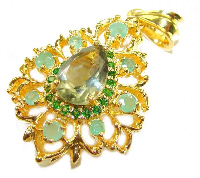 TIFFANY - 18.8 carat Green Amethyst COLOMBIAN Emerald .925 Sterling Silver dipped in 18K Gold handmade Statement pendant - Close-up of ornate gold pendant with green amethyst and emerald stones