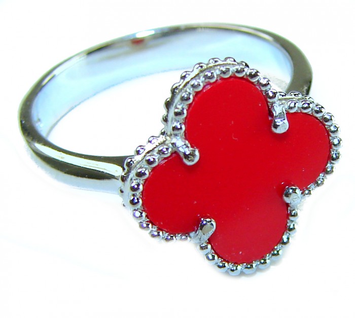 A four-leaf clover Coral .925 Sterling Silver handcrafted ring s. 8 - Four-leaf clover ring, coral and silver, close-up view.