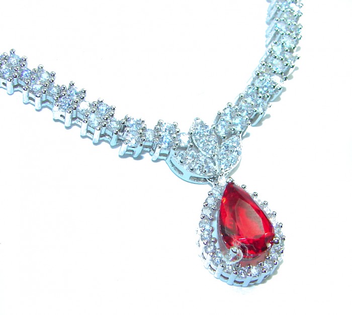 Julietta Luxurious natural 4 .5 carat Ruby .925 Sterling Silver handmade necklace - Close-up of Julietta luxurious ruby necklace stone and setting detail