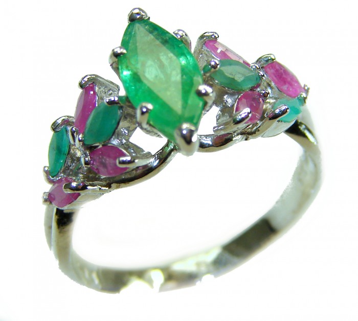 Gabriella - Luxurious 9.5 carat Emerald .925 Sterling Silver handcrafted Cocktail Ring s. 8 - Luxurious emerald and ruby ring in sterling silver, side view close-up.