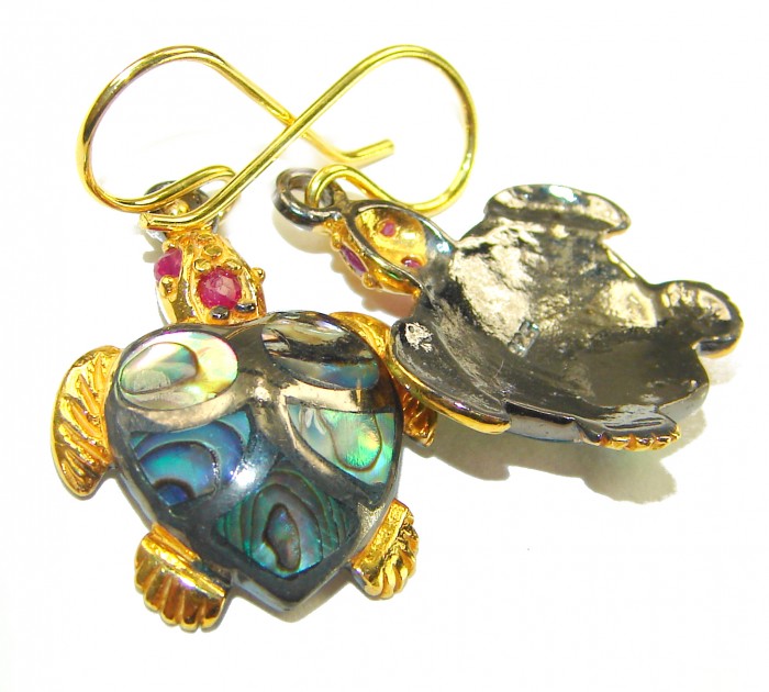 SEA TURTLES Style genuine Pearl 18K Gold over .925 Sterling Silver earrings - Sea turtle earrings, stone close-up, 18K gold over sterling silver.