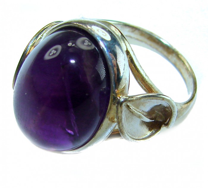 22.5 carat Amethyst .925 Sterling Silver Handcrafted Ring size 8 - Close-up of amethyst and silver handcrafted ring.