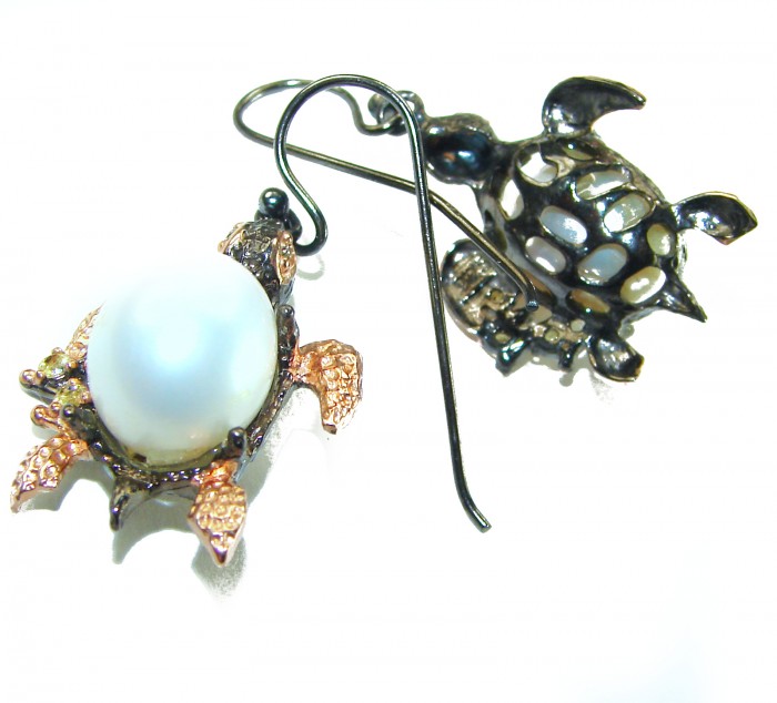 Sea Turtle Natural round cut 1.2 carat White Mother of Pearl 2 tones .925 Sterling Silver handcrafted earrings - Turtle earrings with pearl detail, side view.