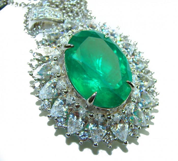 Heirloom authentic 20.9 carat Colombian Emerald .925 Sterling Silver handcrafted Statement necklace - Close-up of a 20.9 carat Colombian emerald with diamond accents.