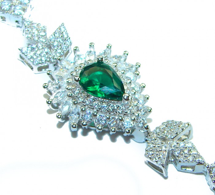Vintage style - Timless Treasure 8.5 carat Colombian Emerald .925 Sterling Silver handcrafted Bracelet - Close-up of a vintage style Colombian emerald and diamond bracelet