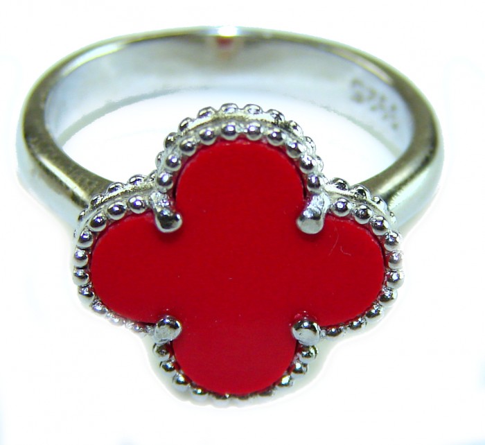 A four-leaf clover Coral .925 Sterling Silver handcrafted ring s. 7 - Close-up of a four-leaf clover coral ring in .925 sterling silver.