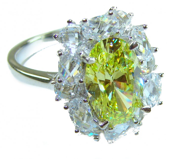 Splendid princess cut 10.2 carat yellow Sapphire .925 Sterling Silver brilliantly handcrafted ring s. 7 1/4 - Close-up of 10.2 carat yellow sapphire ring with halo setting