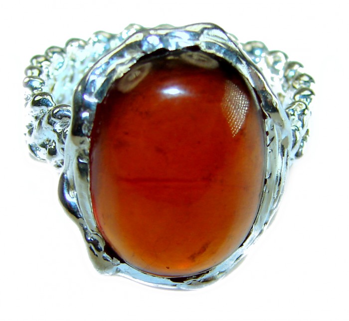 22.5 carat Red Garnet .925 Sterling Silver handcrafted ring; s. 8 - Close-up of a 22.5 carat red garnet ring in .925 sterling silver.