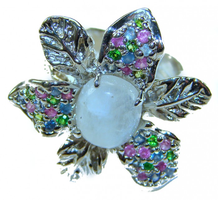 Rainbow Moonstone .925 Sterling Silver handmade ring s. 8 - Close-up of a flower-shaped sterling silver ring with moonstone.