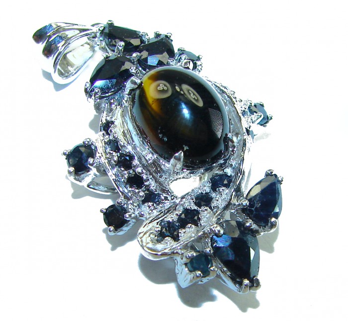 Mademoiselle - Vintage Design 18.4 CARAT Sapphire .925 Sterling Silver handcrafted Pendant - Close-up of vintage silver pendant with sapphire and eye-shaped stone
