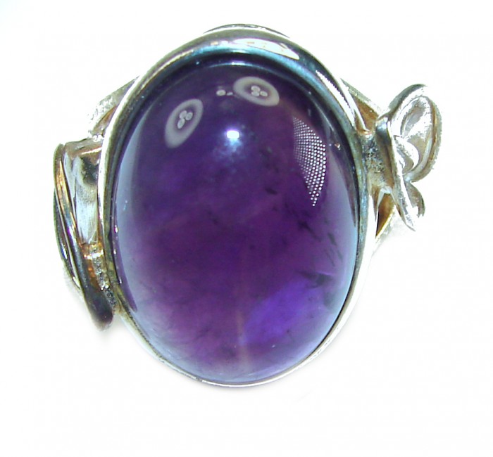 22.5 carat Amethyst .925 Sterling Silver Handcrafted Ring size 8 - Close-up of 22.5 carat amethyst in handcrafted sterling silver ring