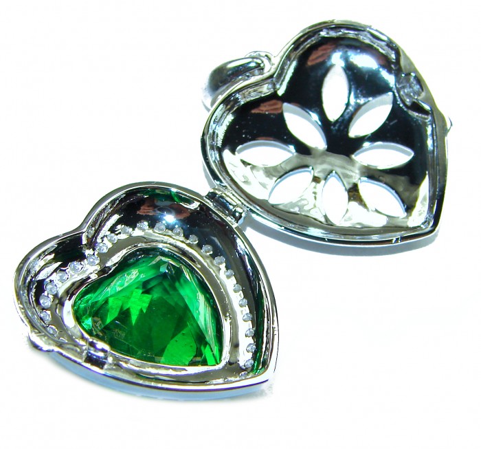 Secret compartment Authentic 18.5 carat Green Helenite .925 Sterling Silver Pendant - Heart-shaped green Helenite locket, stone close-up and open compartment.
