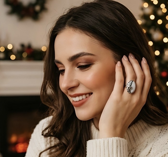 LARGE Top Quality Dendritic Agate .925 Sterling Silver handcrafted Ring s. 8 - Side view: Dendritic Agate ring on hand, festive background.