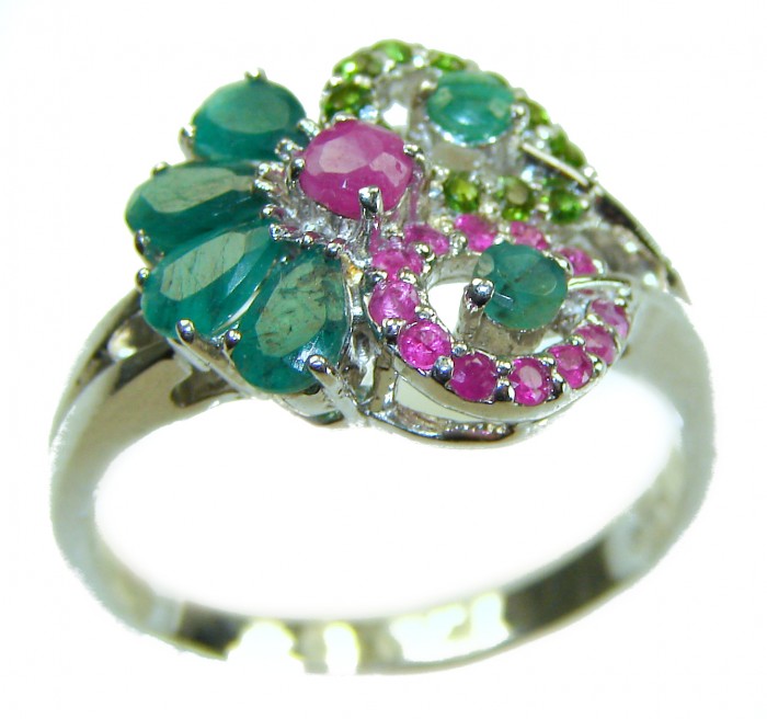 Luxurious 10.5 carat Emerald Ruby .925 Sterling Silver handcrafted Cocktail Ring s. 9 - Luxurious sterling silver ring with emerald and ruby, top view close-up.