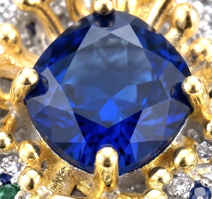 Luxurious exotic Flower 3.7 carat Sapphire Emerald 2 tones .925 Sterling Silver handcrafted Ring size 7 1/4 - Close-up of luxurious sapphire with gold prongs and intricate detailing