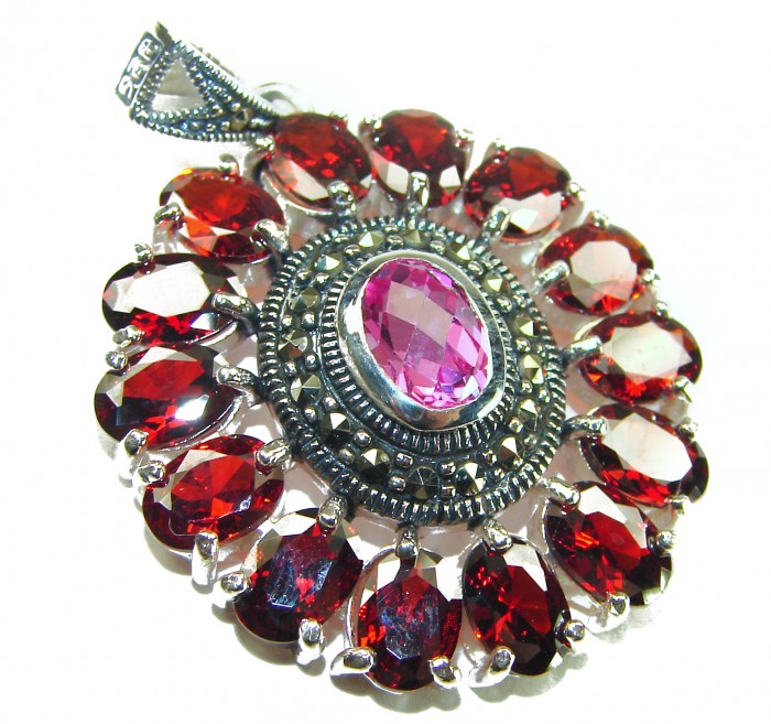 Posh Rose - 21.5 CARAT Pink Sapphire Garnet .925 Sterling Silver handmade Pendant - Pink sapphire and garnet pendant, close-up, top view