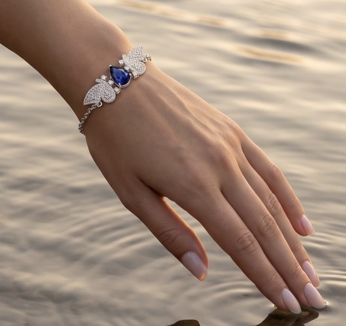 Vintage style - Giovanna - 6.8 carat Sapphire .925 Sterling Silver handcrafted Statement Bracelet - Worn on hand: Vintage style Giovanna bracelet with sapphire, sterling silver.
