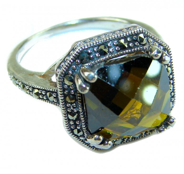 Exotic Beauty oval cut 22.5 carat Helenite .925 Sterling Silver dipped in Real Gold handmade Ring s. 9 - Close-up of Exotic Beauty oval cut Helenite ring in .925 sterling silver