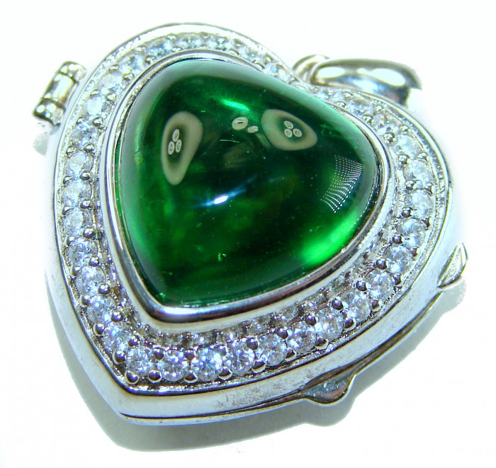 Secret compartment Authentic 18.5 carat Green Helenite .925 Sterling Silver Pendant - Close-up of heart-shaped Green Helenite pendant with gemstone details