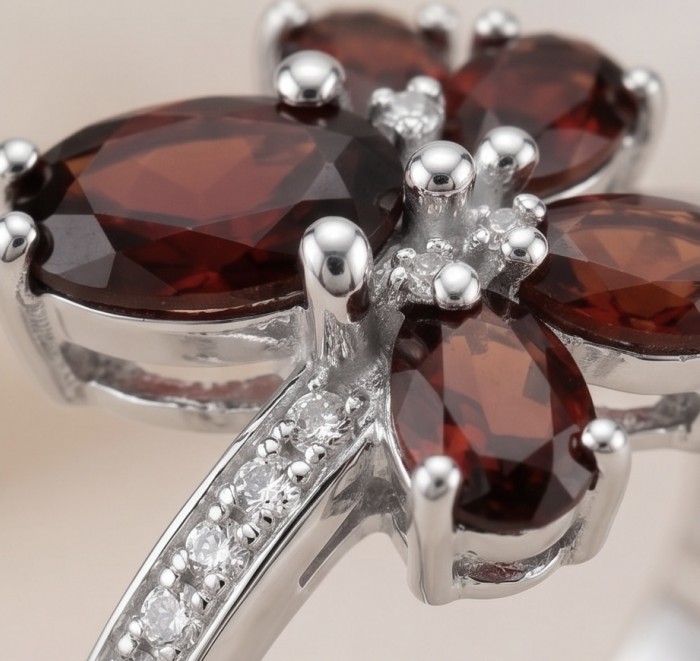 Precious Garnet - authentic 5.2 carat Garnet .925 Sterling Silver Ring size 7 - Stone close-up of 5.2 carat garnet with .925 sterling silver setting