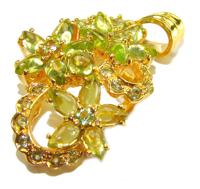 Alessia authentic 22.9 carat genuine Brazilian Peridot 14K Gold over .925 Sterling Silver handmade pendant - Close-up of Alessia 22.9 carat Brazilian Peridot pendant in 14K gold