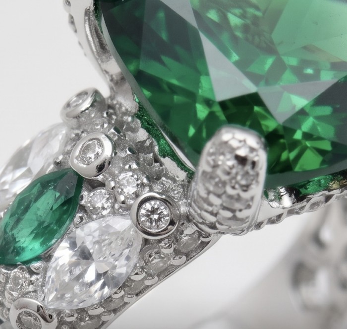 Top quality - Real Treasure asscher cut 17.2 carat Chrome Diopside .925 Sterling Silver Ring size 7 - Stone close-up of 17.2 carat Chrome Di ring with detailed setting.