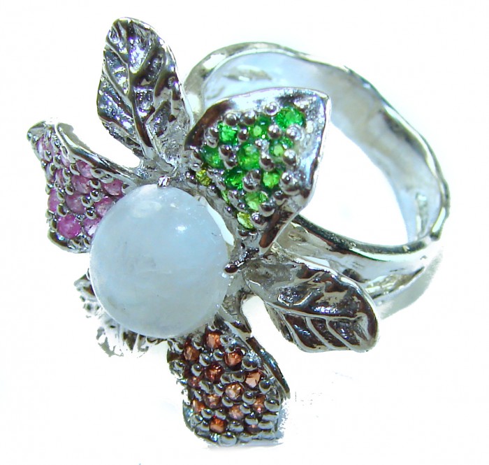 Floral design 4.9 carat Rainbow Moonstone .925 Sterling Silver handmade ring s. 8 - Floral design ring with rainbow moonstone, side view close-up details