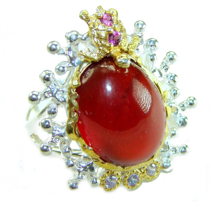 Crimson Fire 22.5 carat Red Garnet 2 tones .925 Sterling Silver handcrafted ring; s. 8 - Close-up of Crimson Fire 22.5 carat red garnet ring in two-tone sterling silver.