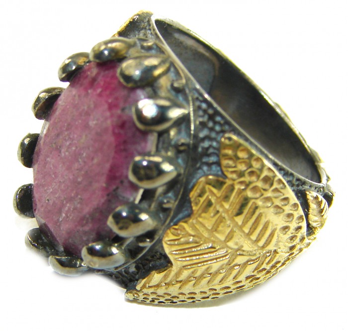 VINTAGE Beauty 18.9 carat natural Kashmir Ruby 18K Gold Black Rhodium over .925 Sterling Silver Huge handcrafted Ring s. 8 1/4 - Close-up of vintage Kashmir ruby ring with gold leaf detail