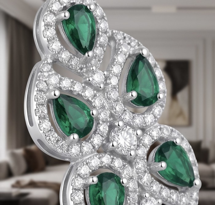 Isabella 6.8 carat Colombian Emerald .925 Sterling Silver Perfectly handcrafted pendant - Close-up of Isabella 6.8 ct Colombian Emerald in .925 Sterling Silver