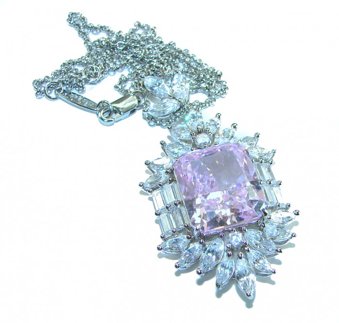 Rose des Vents 21.2 carat Pink Sapphire .925 Sterling Silver handcrafted necklace - Pendant with pink sapphire and silver chain, close-up view