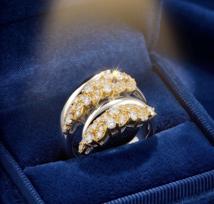 Natural 4.5 carat White Topaz 2 tones .925 Sterling Silver handcrafted ring; s. 7 - Dual-tone white topaz ring in blue velvet box, close-up view.