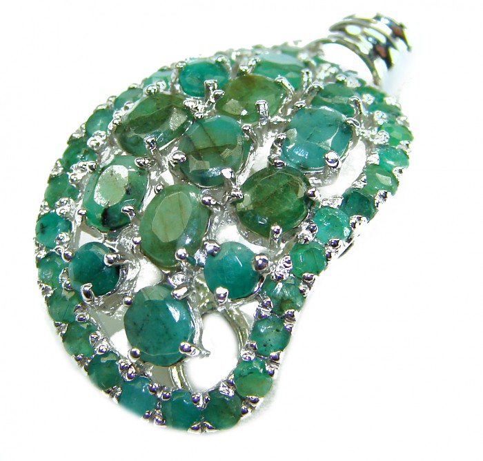 Luxurious 18.5 carat Colombian Emerald .925 Sterling Silver handcrafted pendant - Close-up of emerald cluster on sterling silver pendant