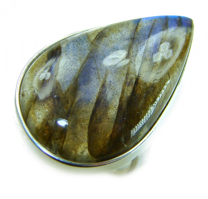 Shimmering Natural faceted Labradorite .925 Sterling Silver handcrafted Large ring size 7 adjustable - Close-up of shimmering labradorite set in .925 sterling silver.