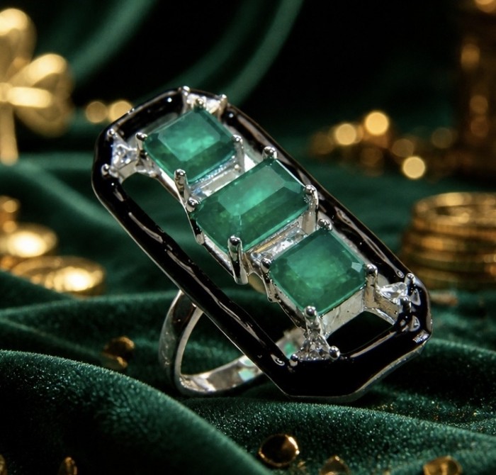 Art Deco 6.2 carat Sapphire black enamel .925 Sterling Silver handcrafted Ring size 8 - Stone close-up of emerald ring with black enamel and sterling silver.