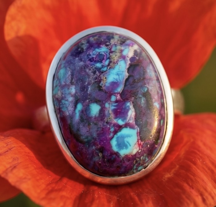 Purple Turquoise .925 Sterling Silver handcrafted ring; s. 7 - Purple turquoise ring close-up on a red flower background