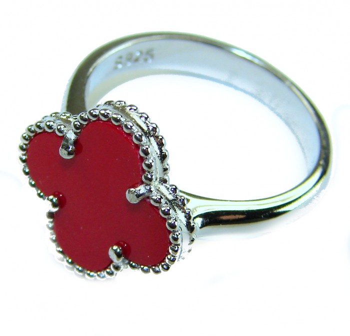 A four-leaf clover Coral .925 Sterling Silver handcrafted ring s. 8 - Sterling silver ring with red clover-shaped stone, side view.